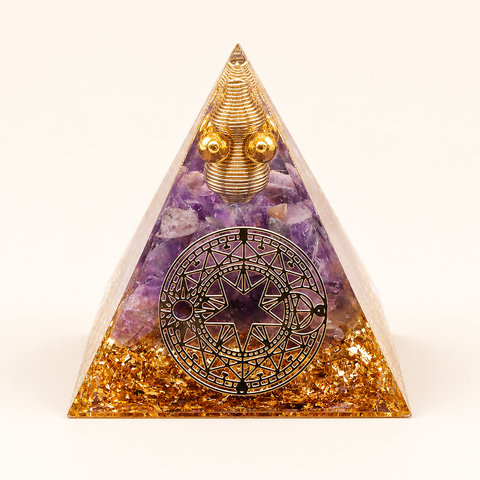 Orgonite pyramide Cercle magique en améthyste - 60 mm, vue complète sur une surface minérale claire