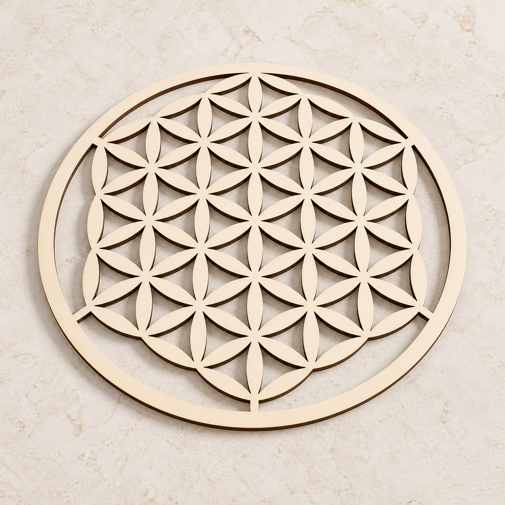 Plaque Fleur de Vie découpée en bois - 20 cm, vue complète sur une surface minérale claire