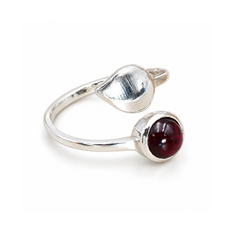 Bague en argent 925 et grenat rhodolite, anneau fin et deux extrémités sur fond blanc