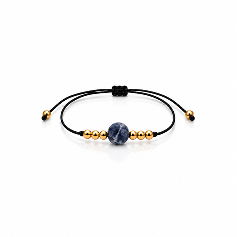 Bracelet sodalite et détails dorés entier sur fond blanc