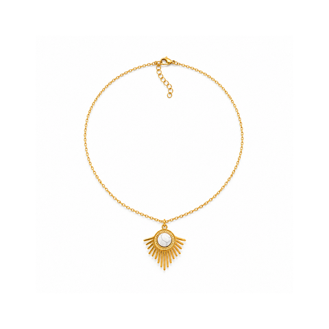 Collier doré en howlite blanche à pendentif rayonnant : collier complet sur blanc