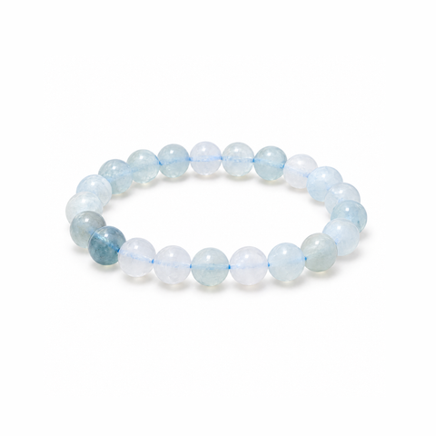 Bracelet en aigue-marine du Brésil 8 mm vu de trois quarts, rang complet de perles bleu pâle sur fond blanc