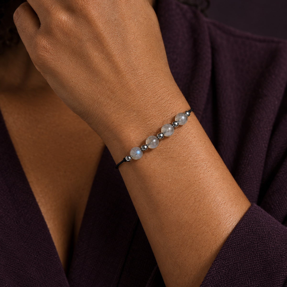 Bracelet argenté en labradorite 6 mm porté au poignet à son échelle réelle dans une lumière naturelle