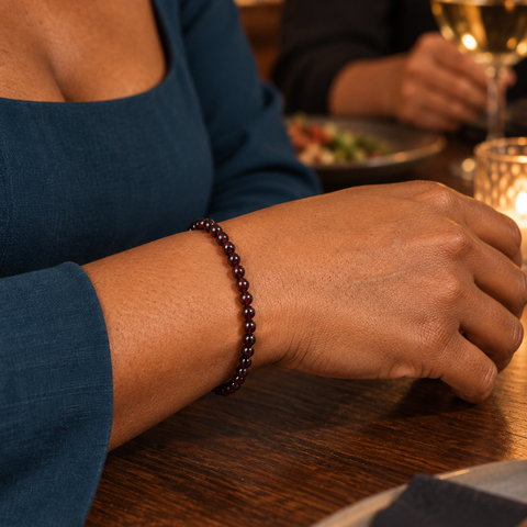 Bracelet en grenat rouge 4 mm porté au poignet à l'échelle annoncée
