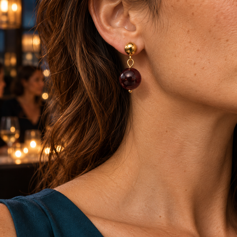 Boucles d'oreilles pendantes en grenat rouge 12 mm portées à l'oreille à leur échelle annoncée