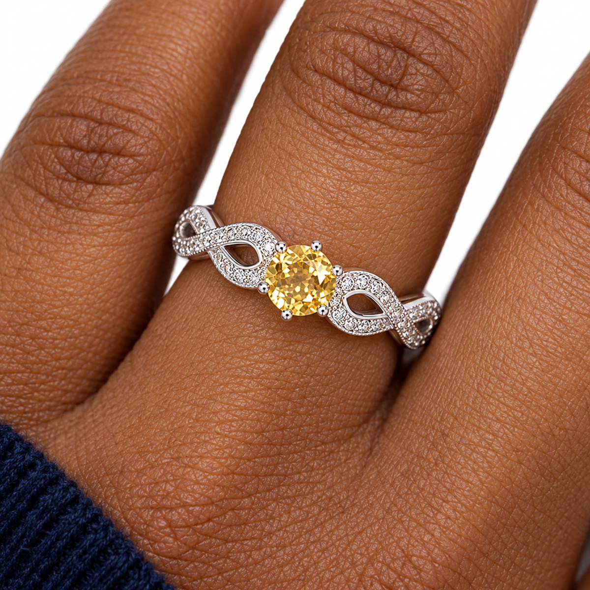 Bague réglable en argent 925 rhodié et citrine facettée : échelle sur le doigt