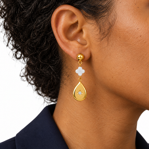 Boucles d'oreilles dorées en nacre et zircon : échelle sur l’oreille