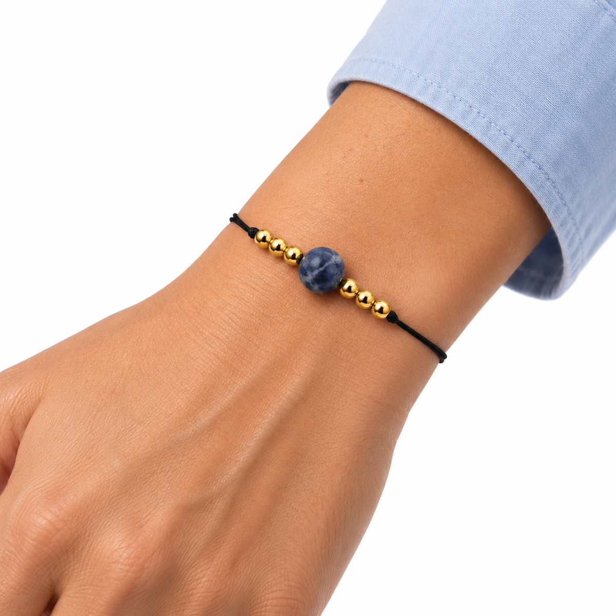 Bracelet sodalite et détails dorés porté au poignet
