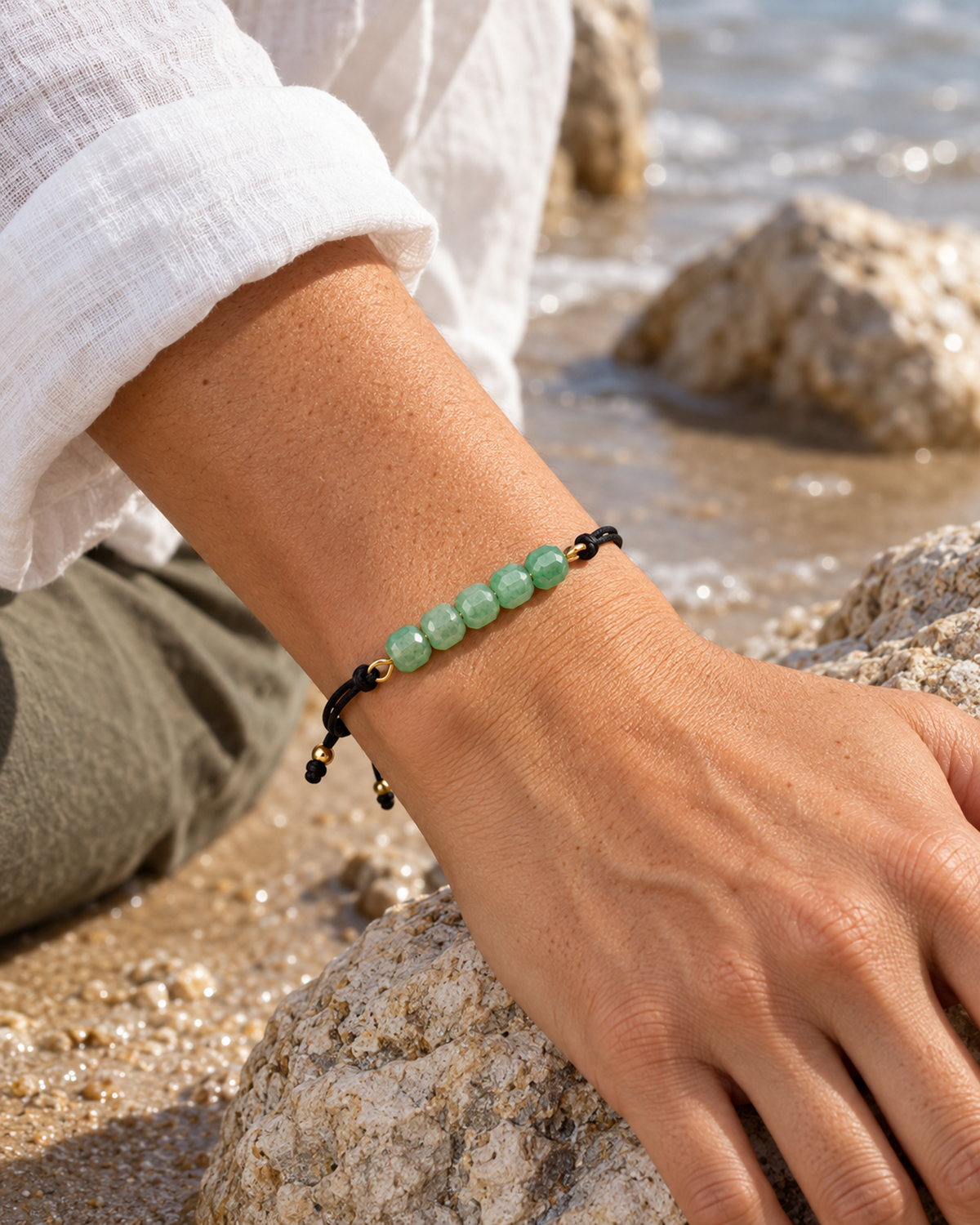 Bracelet doré en aventurine verte 6 mm porté au poignet à son échelle réelle dans une lumière naturelle