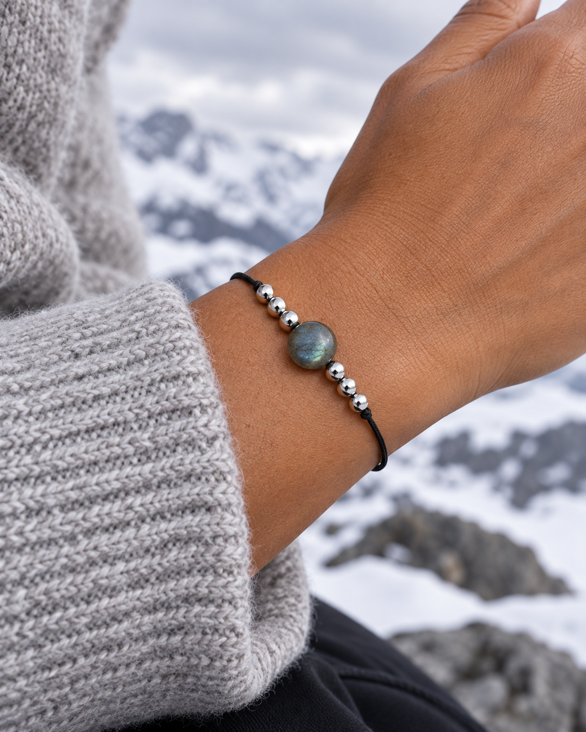 Bracelet argenté en labradorite 8 mm porté au poignet à son échelle réelle dans une lumière naturelle