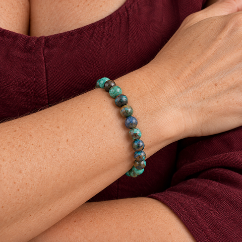 Bracelet en chrysocolle du Pérou porté au poignet, perles de 8 mm sur peau claire