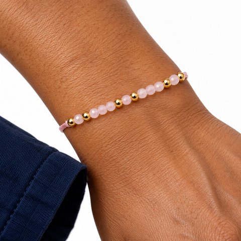 Bracelet quartz rose et perles dorées porté au poignet