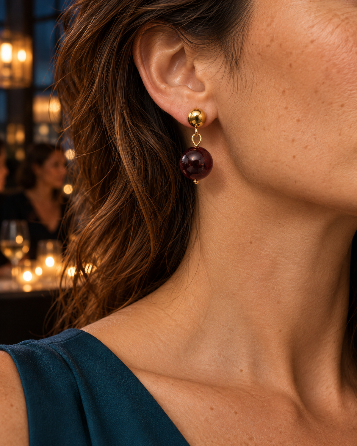 Boucles d'oreilles pendantes en grenat rouge 12 mm portées à l'oreille à leur échelle annoncée