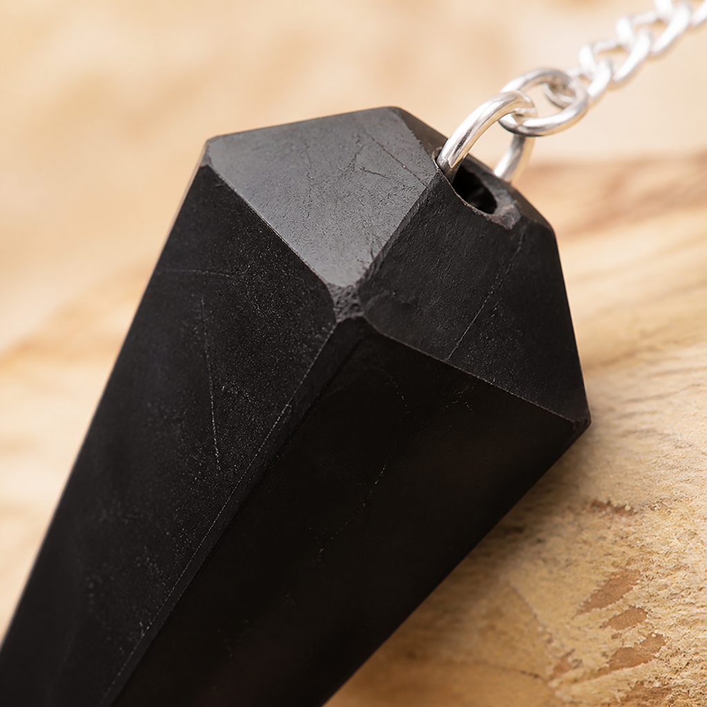 Pendule hexagonal en tourmaline noire, macro de la matière et du montage