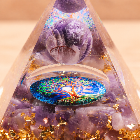 Orgonite pyramide Arbre de Vie en améthyste - 60 mm, macro de la matière et des détails vérifiés