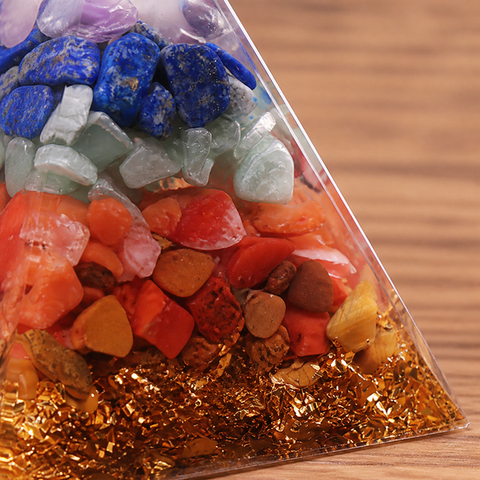 Macro des éclats colorés dans la pyramide transparente