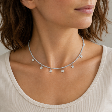 Collier Nuage argenté en aigue-marine 4 mm - 40 à 45 cm porté par Chloé en gros plan