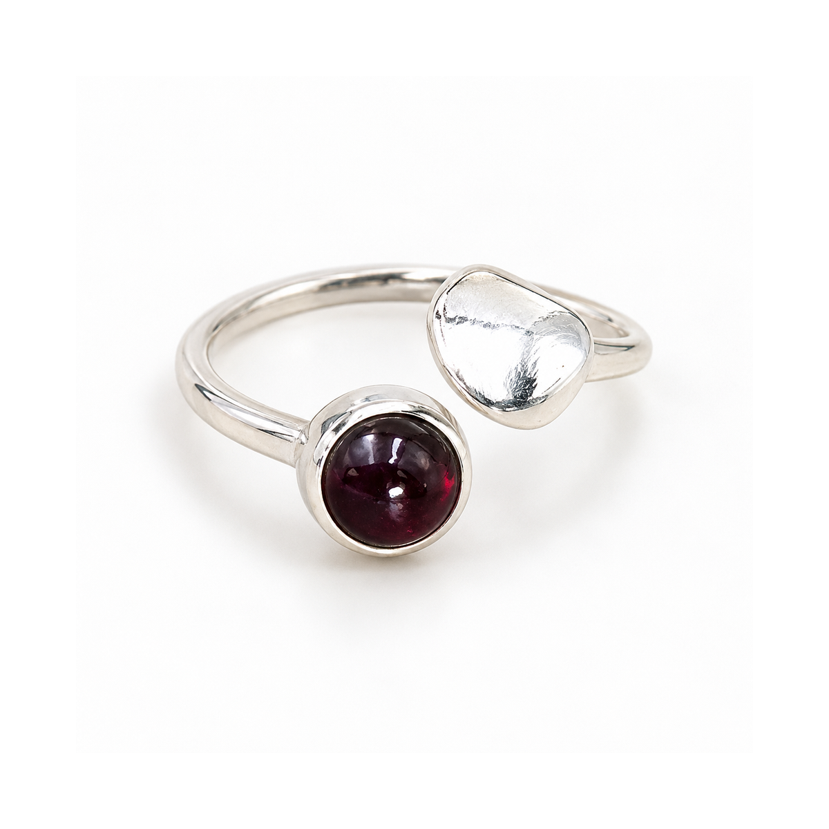 Seconde vue de la bague au grenat rhodolite, anneau ouvert et motif argenté sur blanc