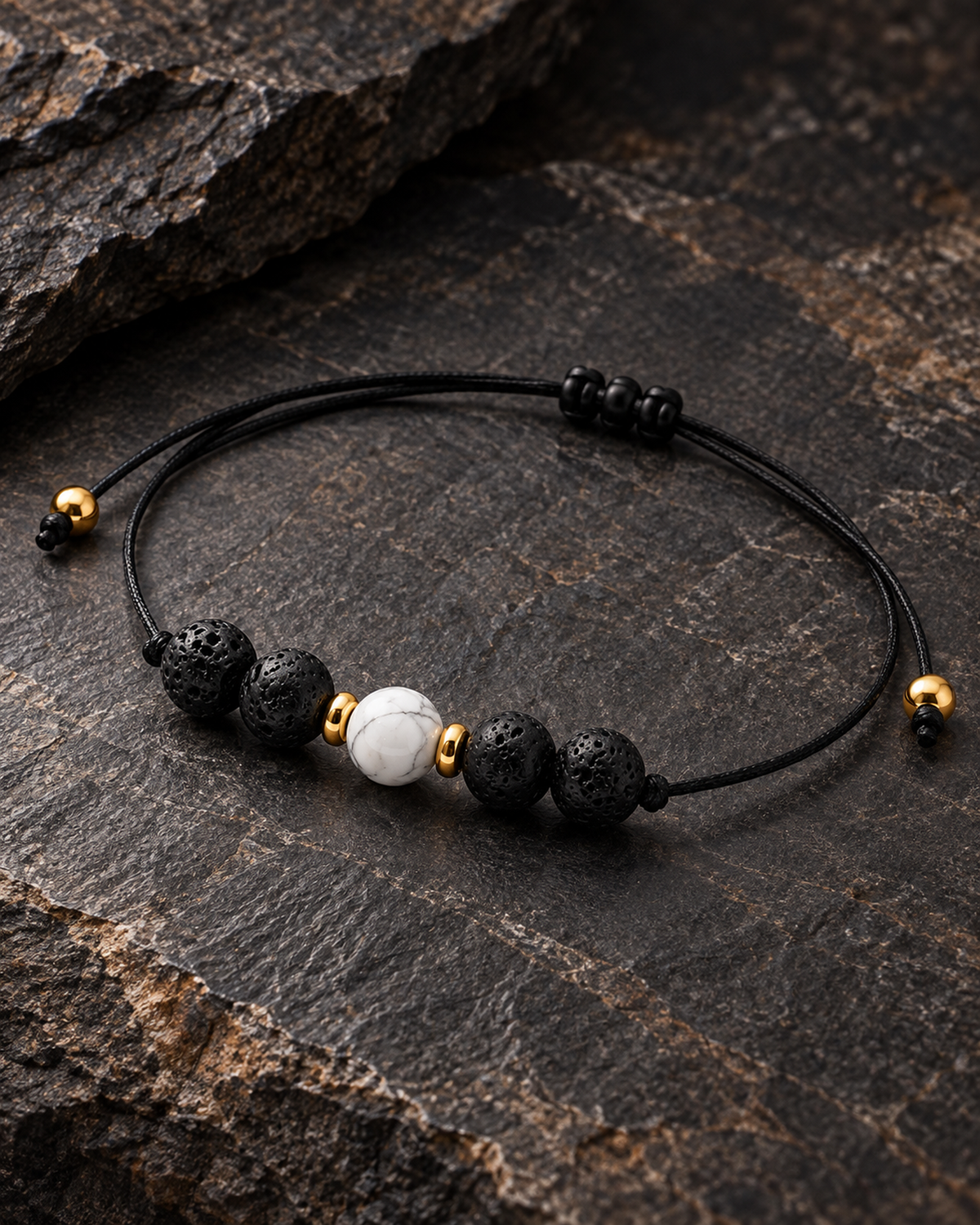 Bracelet doré en howlite et pierre de lave 6 mm, seconde vue complète en diagonale avec le réglage déployé