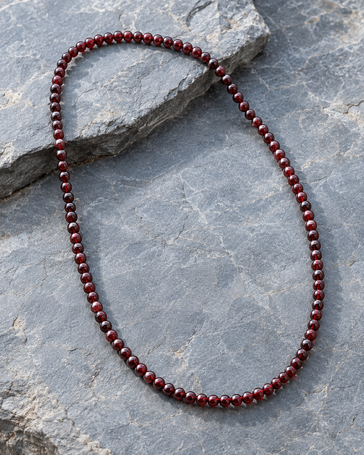 Collier en grenat rouge 4 mm - 45 cm, seconde vue complète avec ligne de perles visible