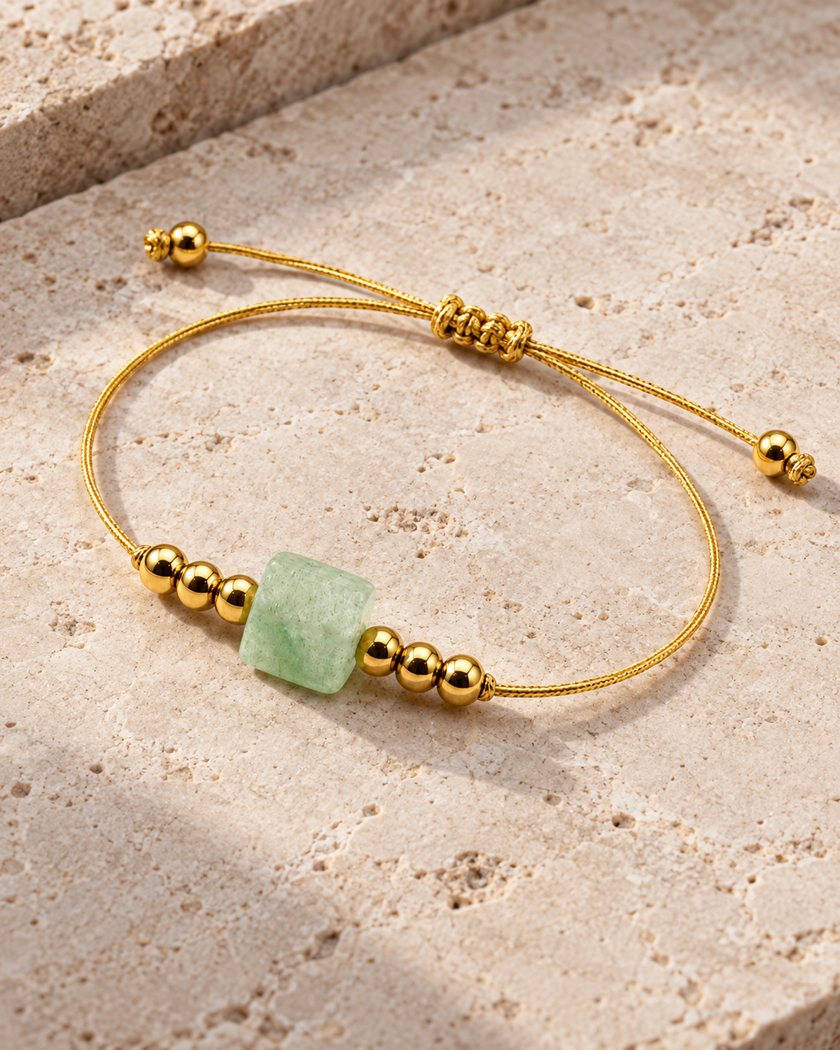 Bracelet doré en aventurine verte 8 mm, seconde vue complète en diagonale avec le réglage déployé