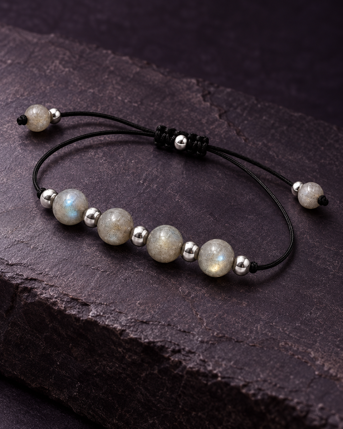 Bracelet argenté en labradorite 6 mm, seconde vue complète en diagonale avec le réglage déployé