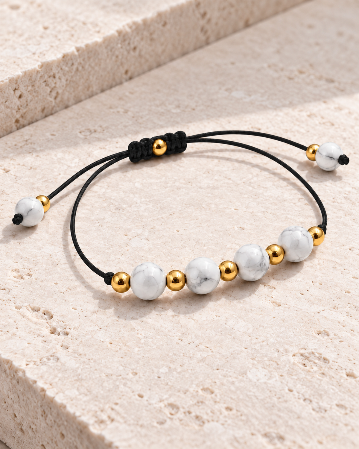 Bracelet doré en howlite blanche 6 mm, seconde vue complète en diagonale avec le réglage déployé