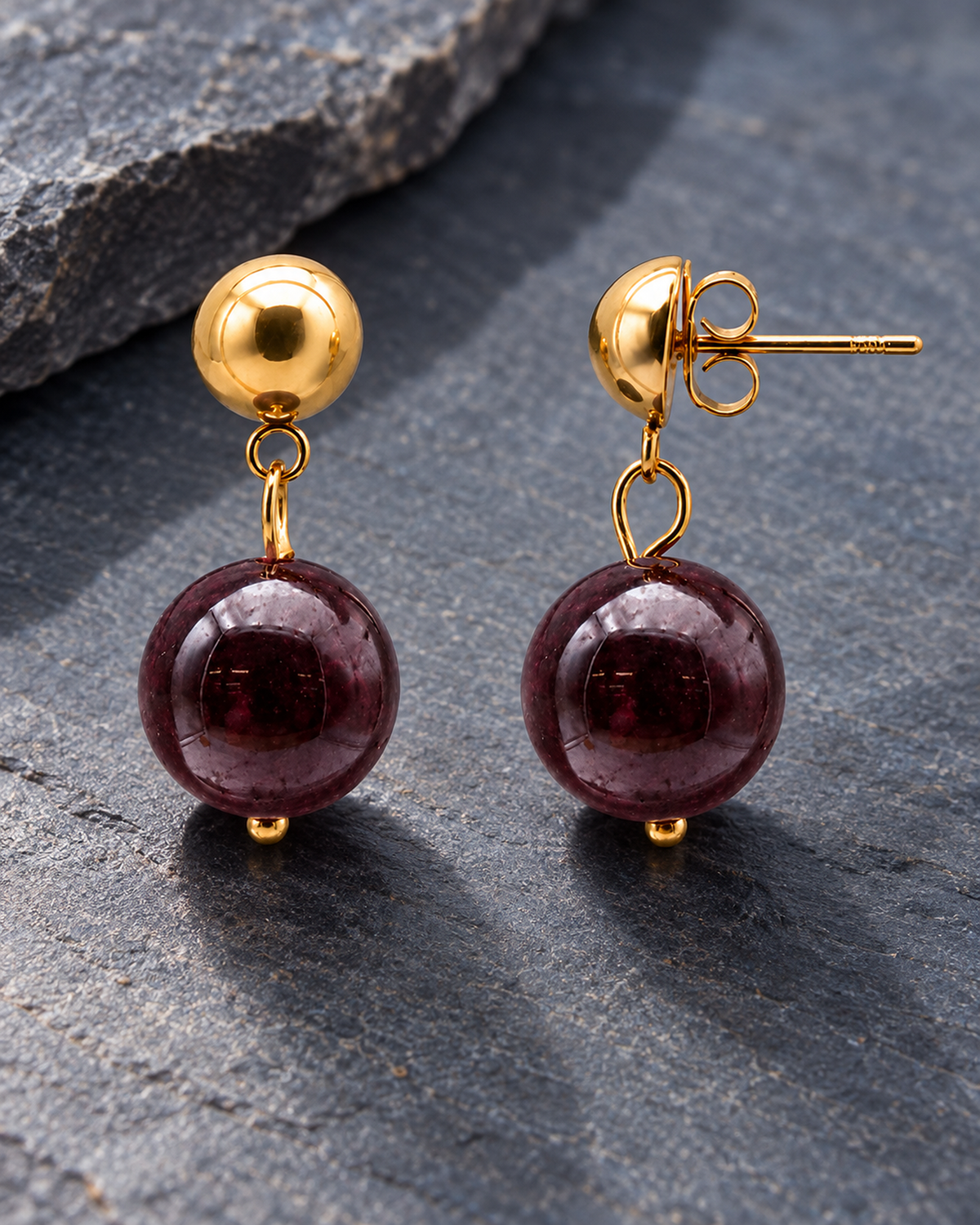 Boucles d'oreilles pendantes en grenat rouge 12 mm, vue de profil avec fixation visible