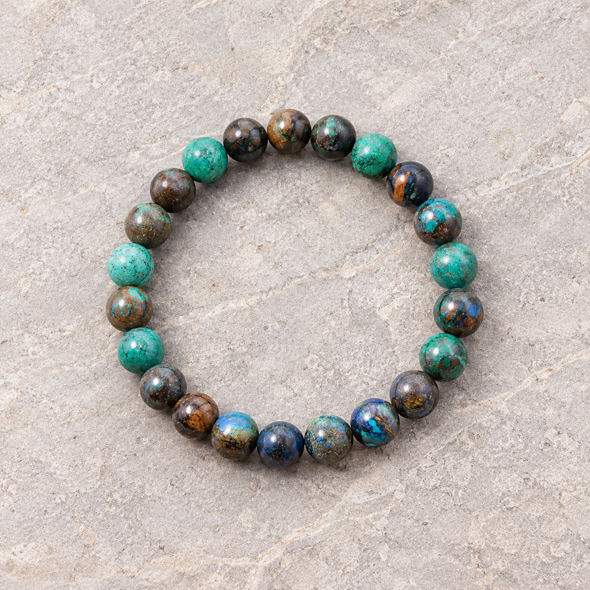 Bracelet en chrysocolle du Pérou vu de dessus, rang complet de perles sur pierre gris clair