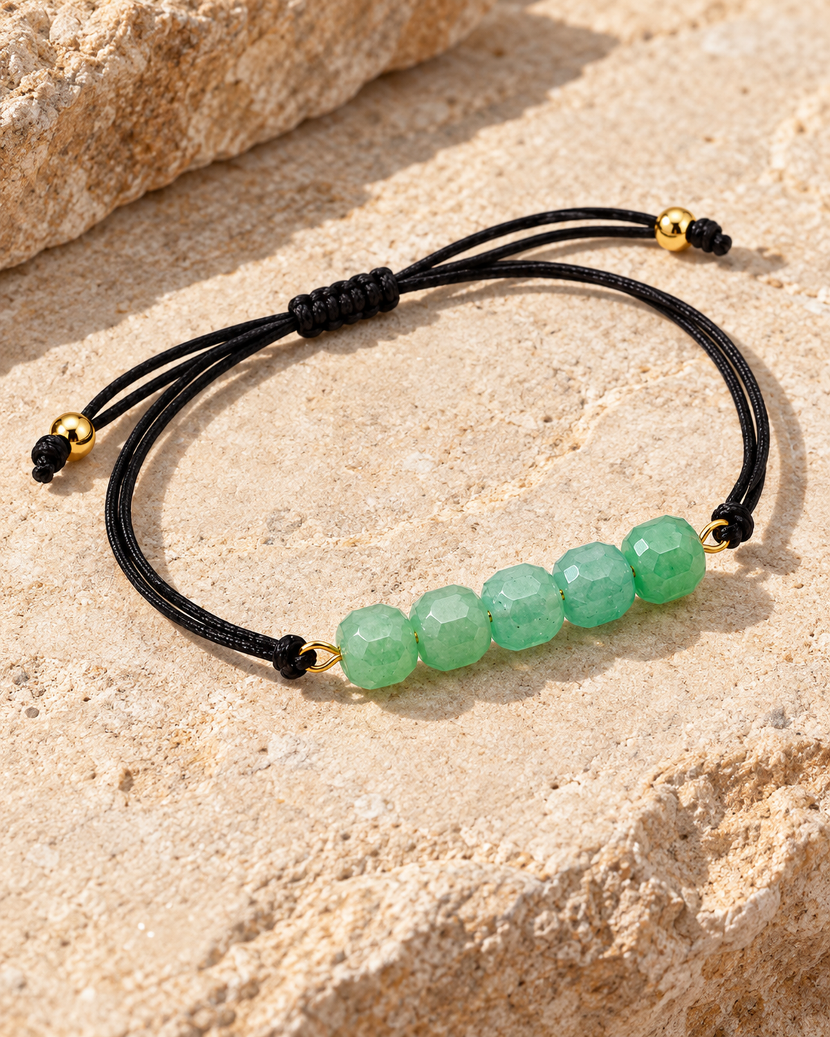 Bracelet doré en aventurine verte 6 mm, seconde vue complète en diagonale avec le réglage déployé