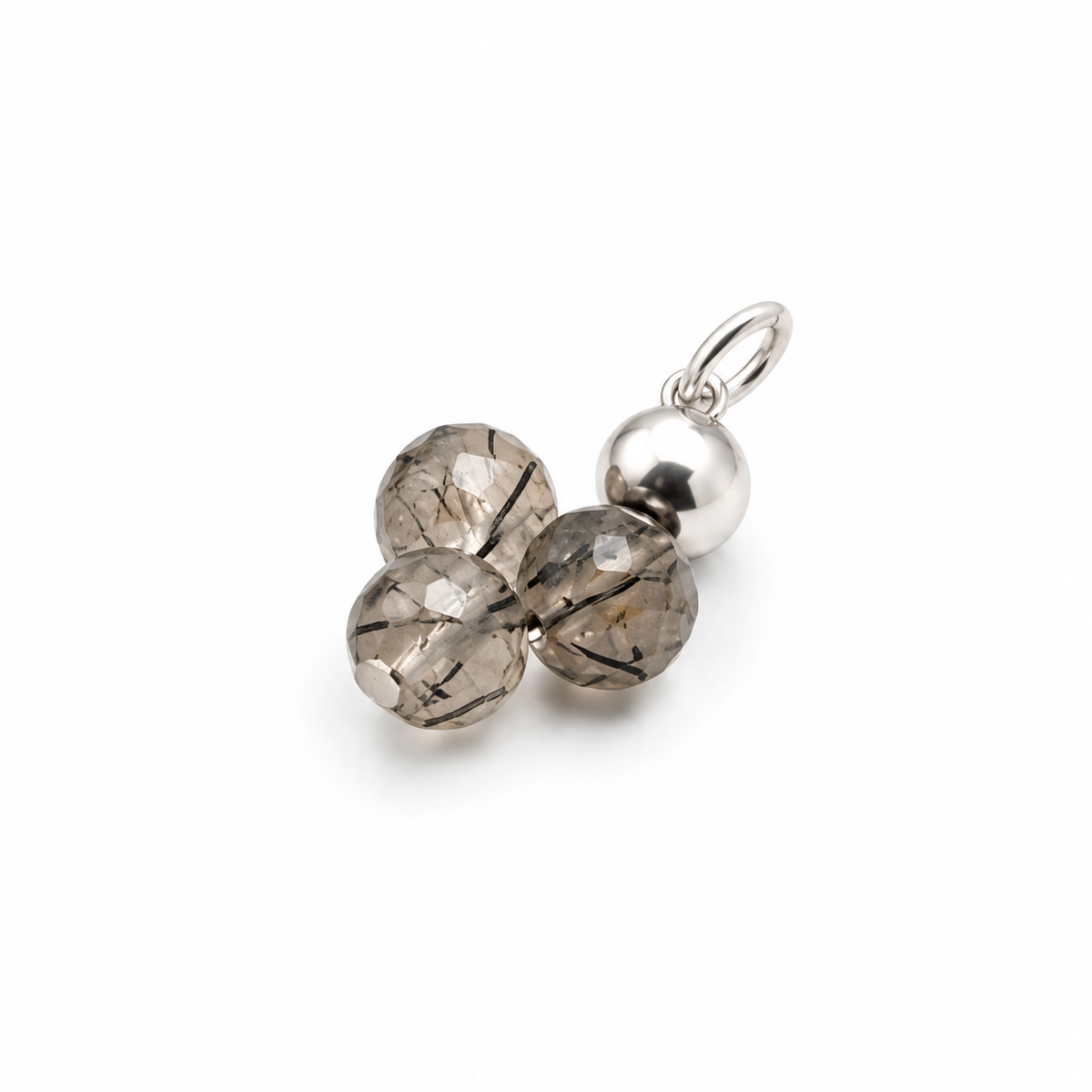 Collier en cristal de roche tourmaliné : signature de la pierre