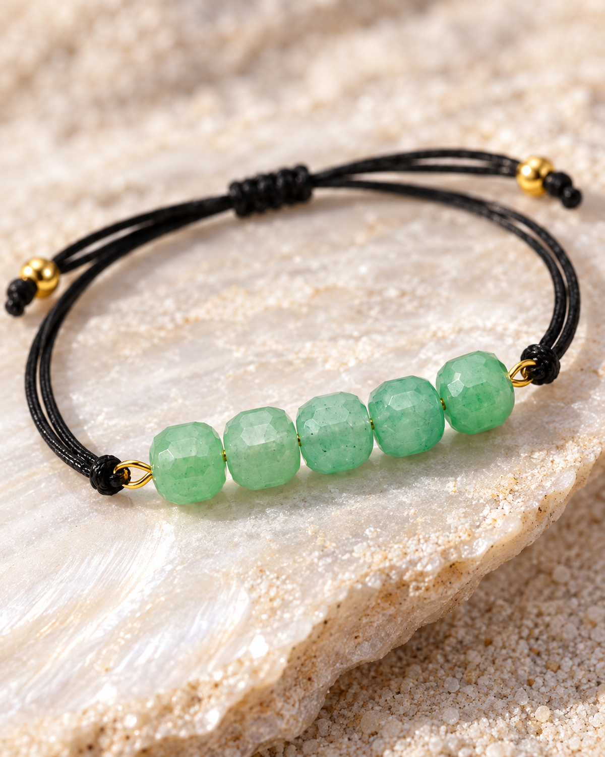 Macro des pierres et de la construction centrale du bracelet doré en aventurine verte 6 mm