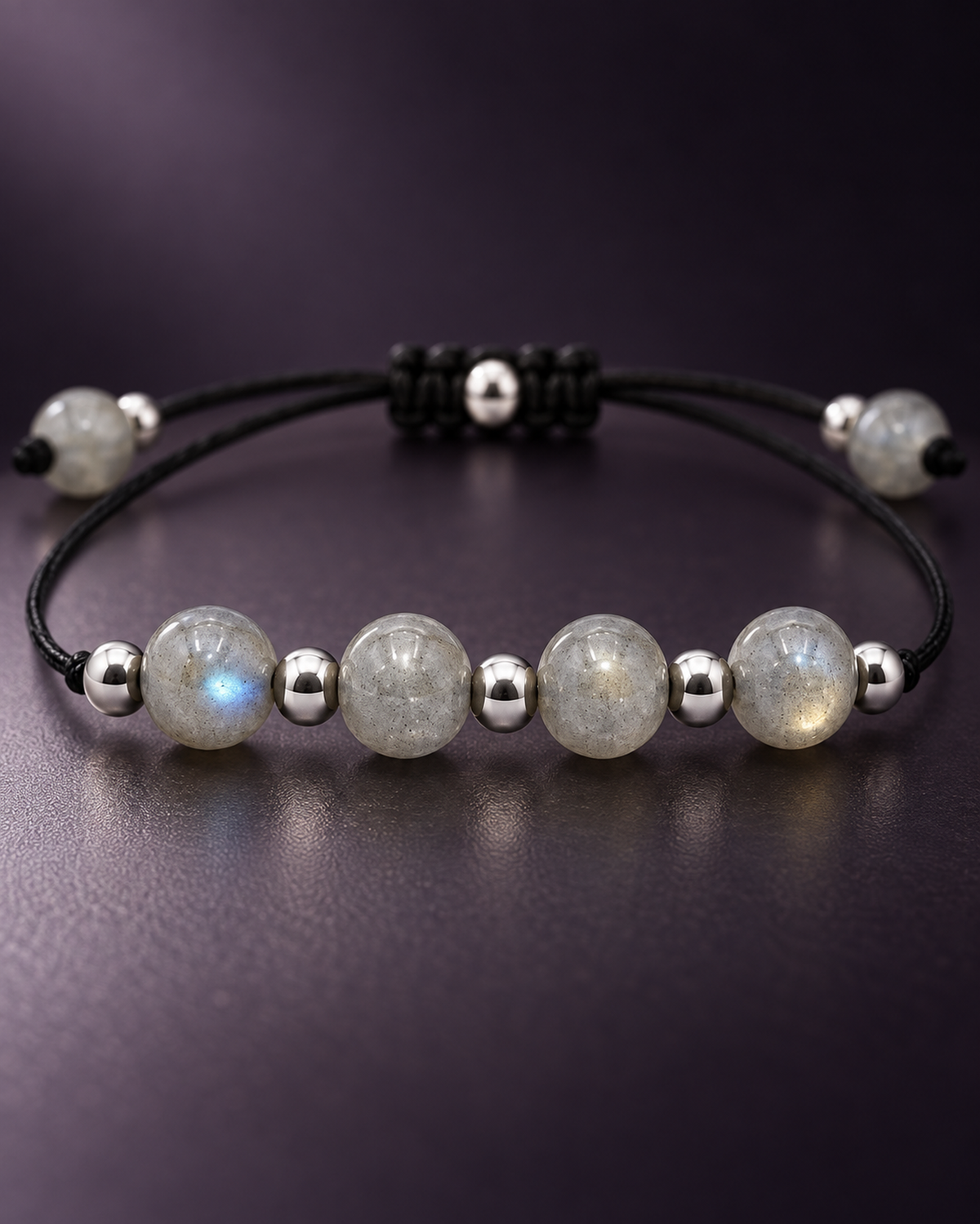 Macro des pierres et de la construction centrale du bracelet argenté en labradorite 6 mm
