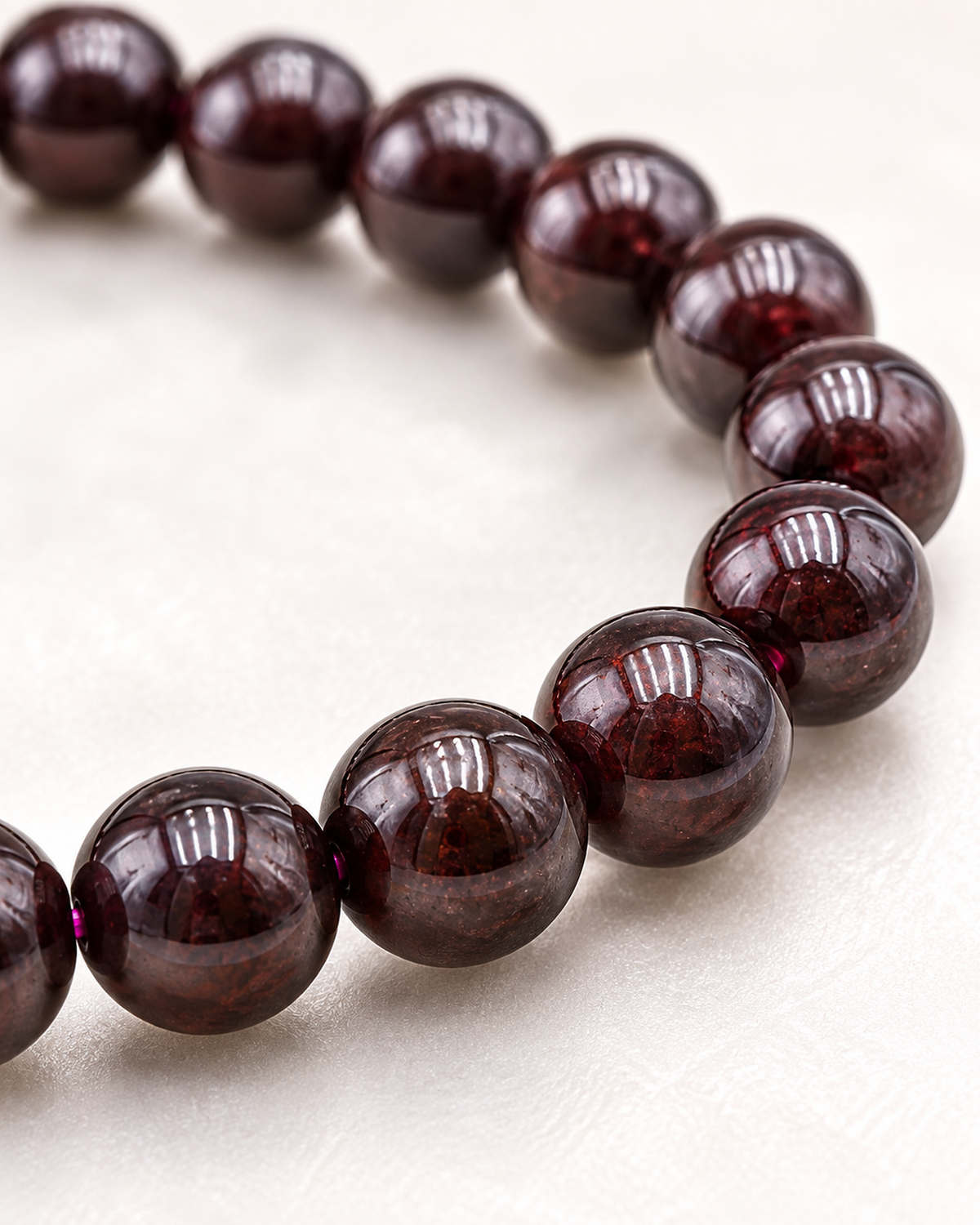Macro des perles de grenat et de leur finition sur Bracelet en grenat rouge 8 mm