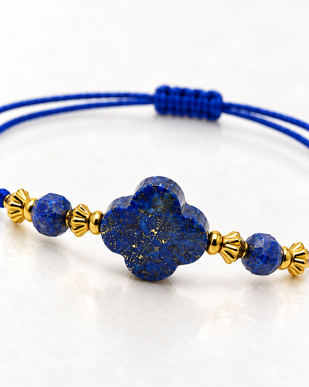 Macro des pierres et de la construction centrale du bracelet doré en lapis-lazuli 4 à 12 mm