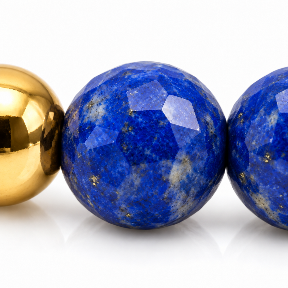 Une perle facettée de lapis-lazuli et ses voisines dans le bracelet continu
