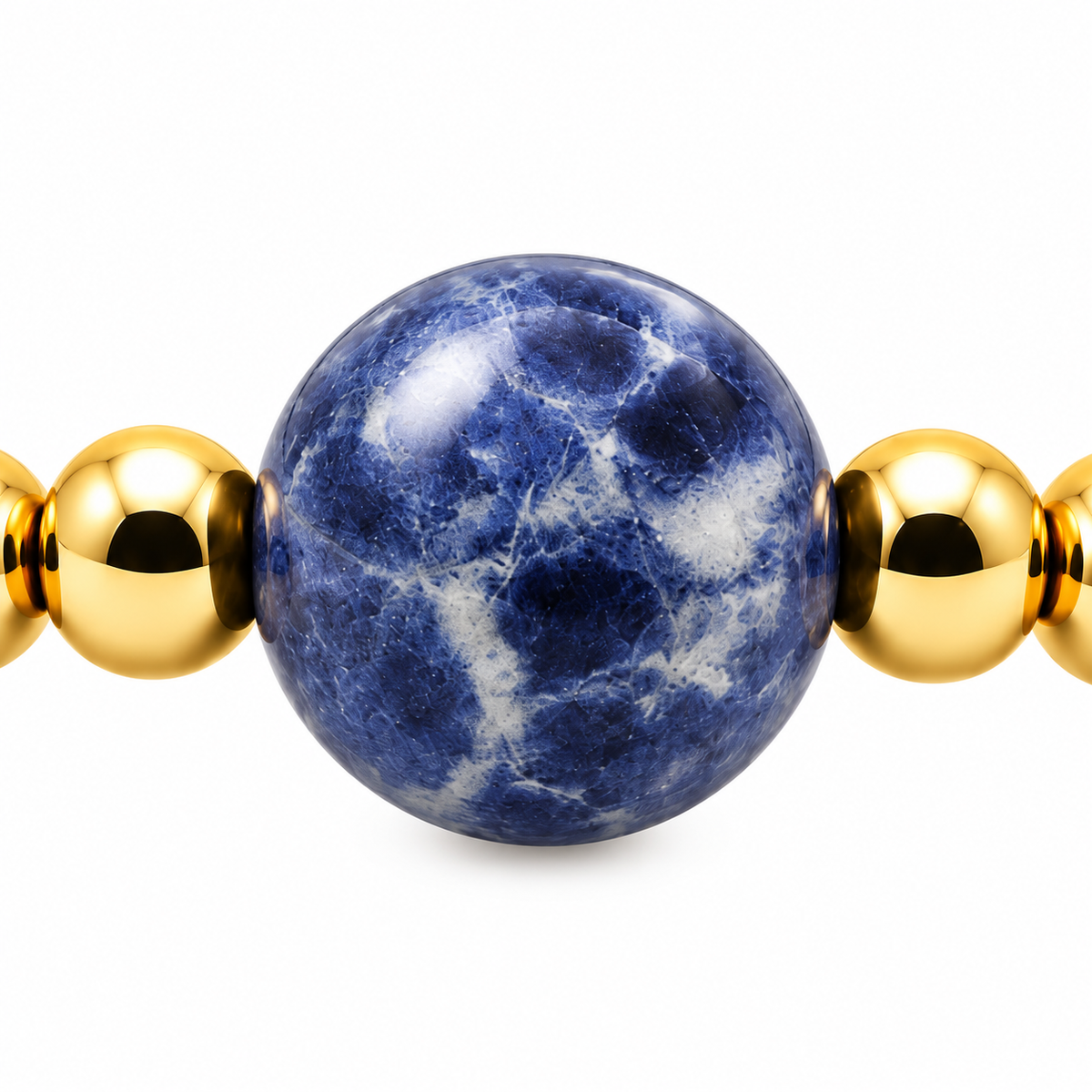 Détail de la pierre et des perles dorées du bracelet sodalite et détails dorés