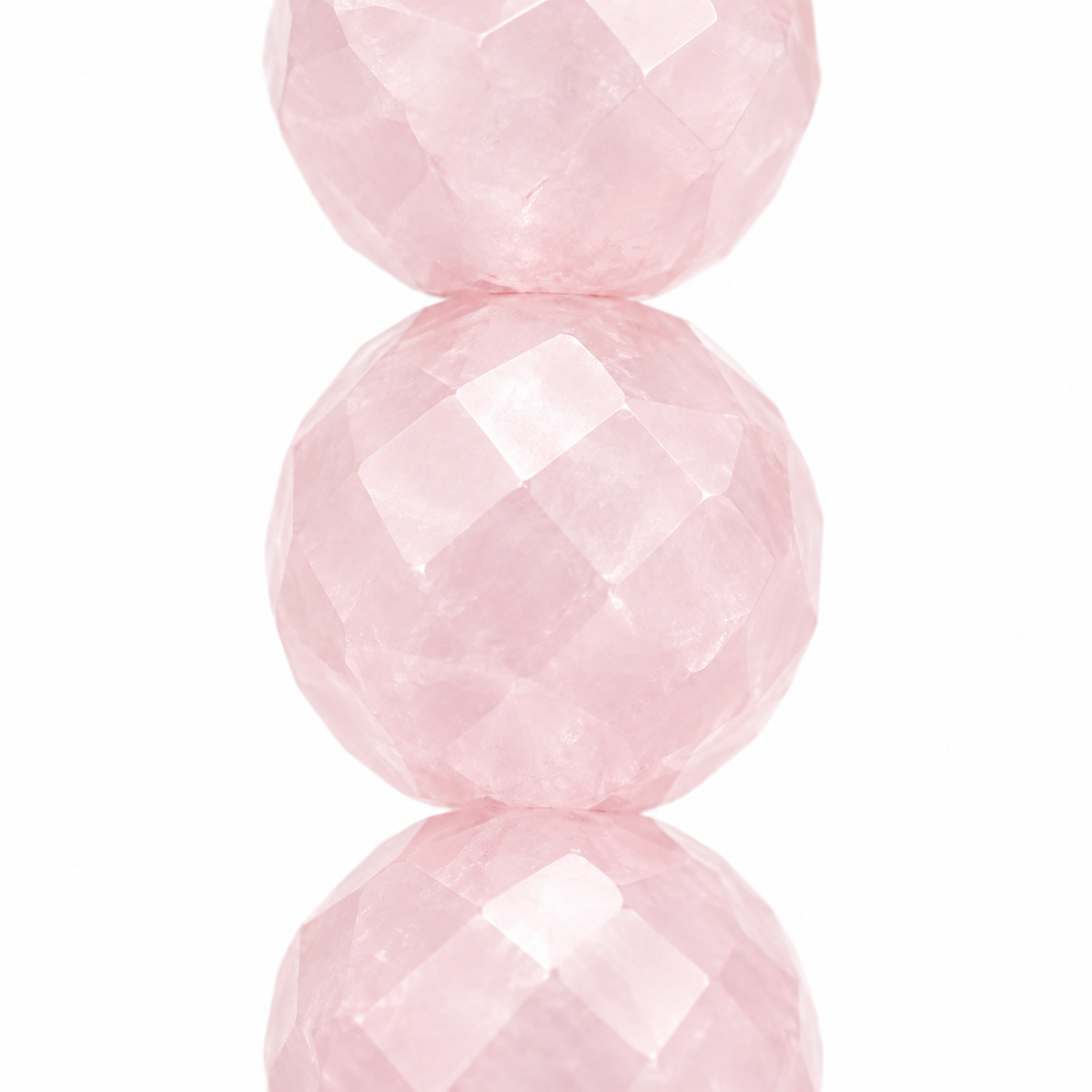 Une perle facettée de quartz rose au milieu du rang continu du bracelet
