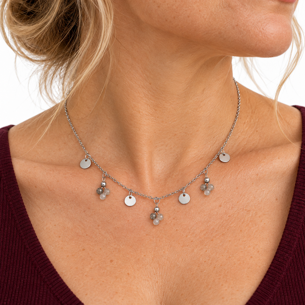 Collier en cristal de roche tourmaliné : porté de trois quarts