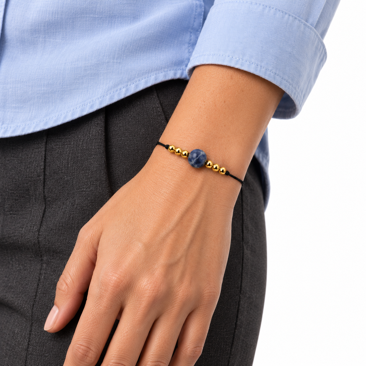 Bracelet sodalite et détails dorés porté avec une tenue unie