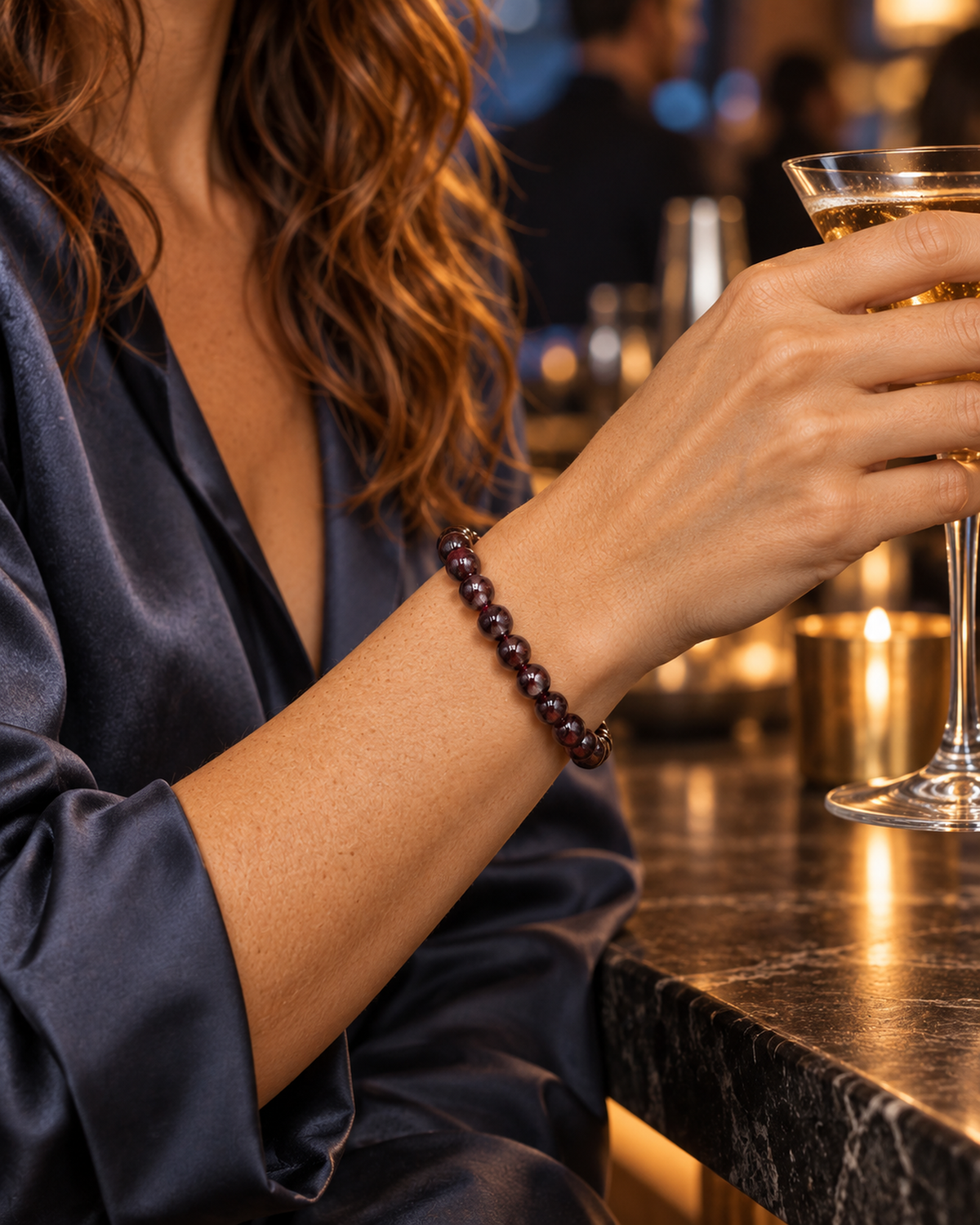 Bracelet en grenat rouge 8 mm porté dans une seconde scène quotidienne