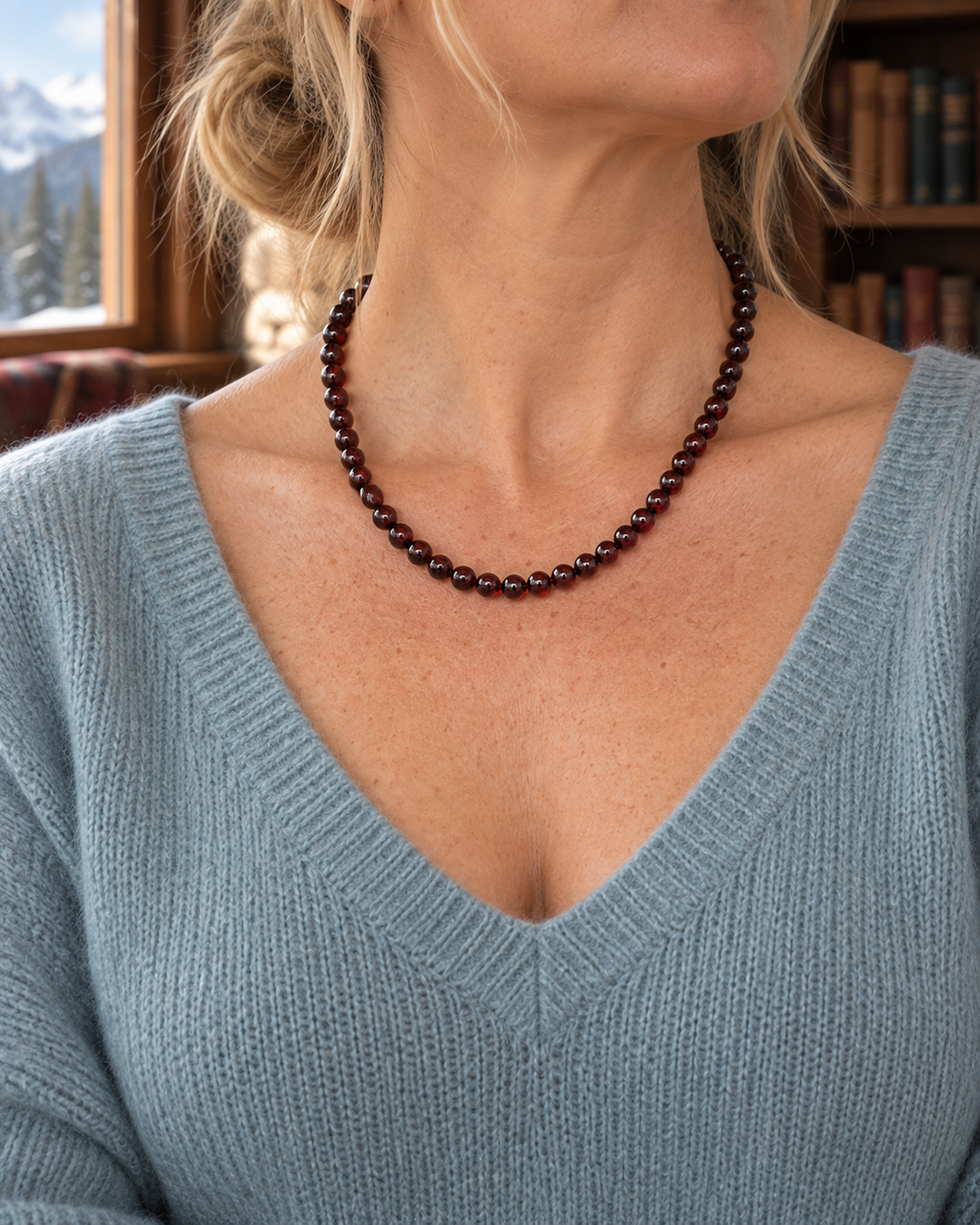 Collier en grenat rouge 6 mm - 45 cm porté dans une seconde scène quotidienne