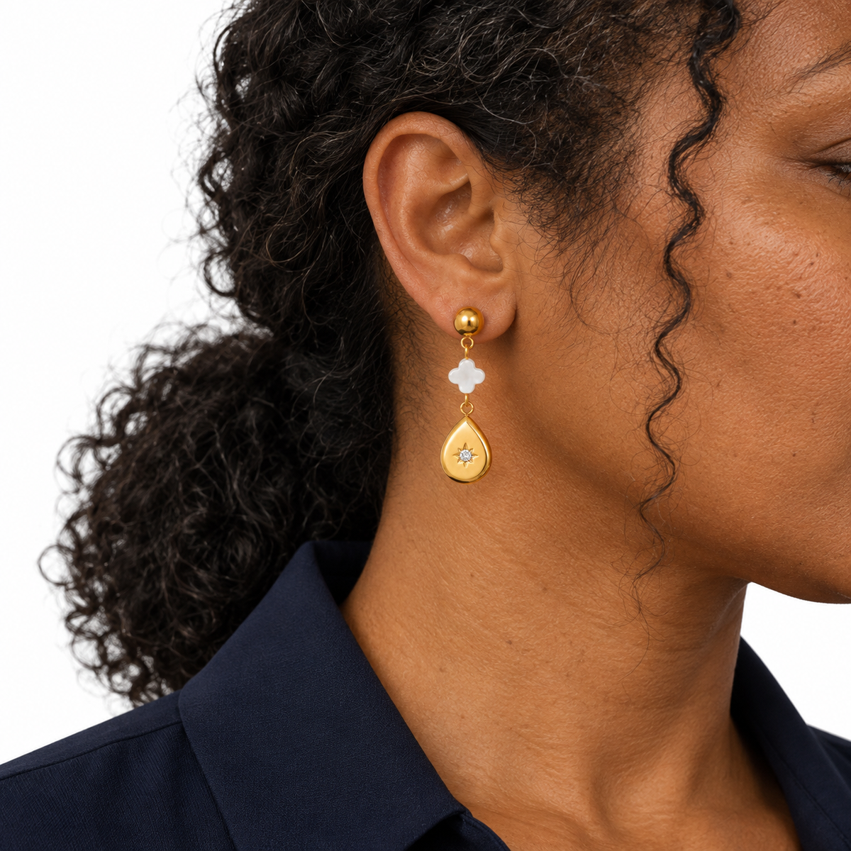 Boucles d'oreilles dorées en nacre et zircon : oreille de profil