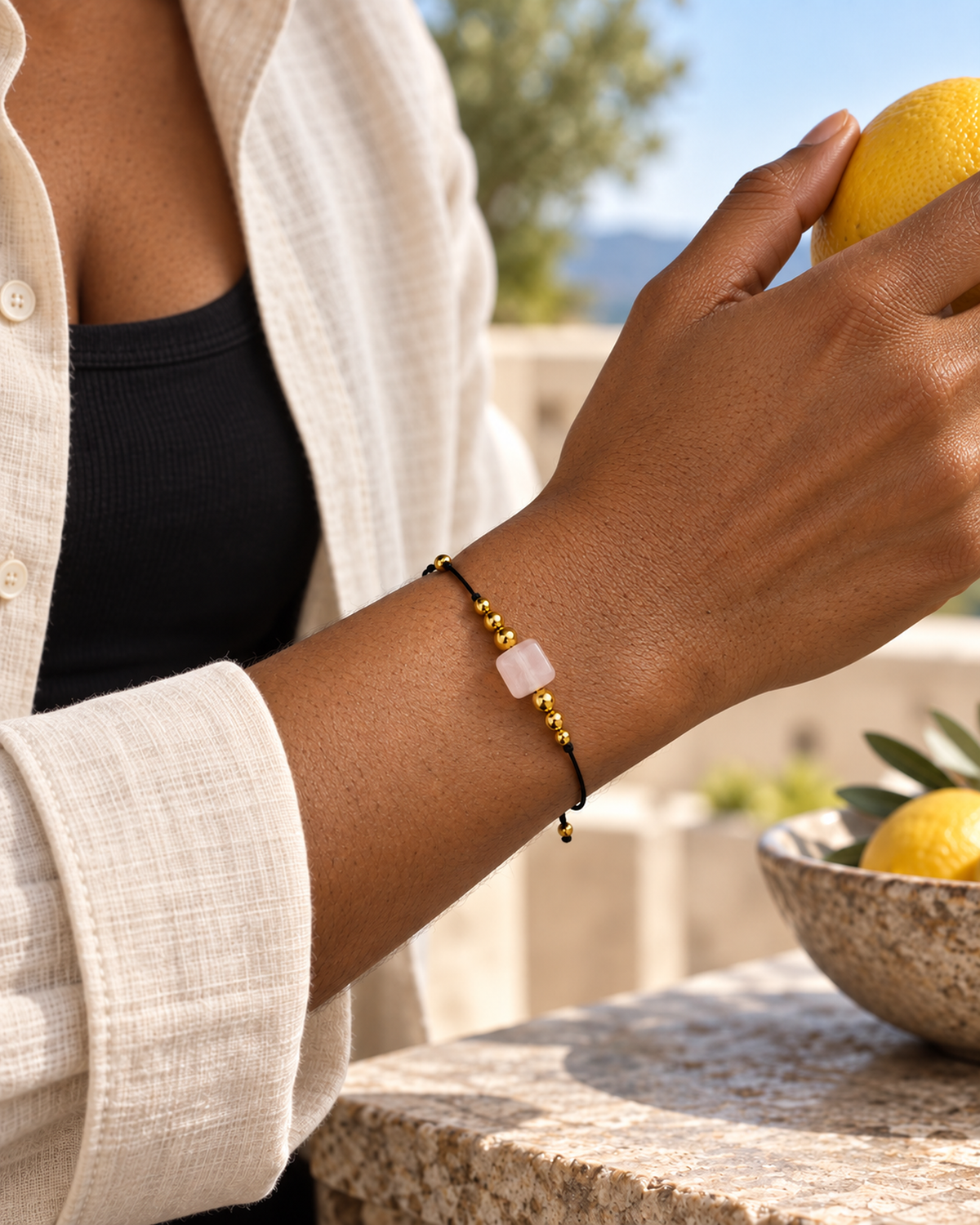 Bracelet doré en quartz rose 8 mm porté dans une seconde situation quotidienne, produit net et visible
