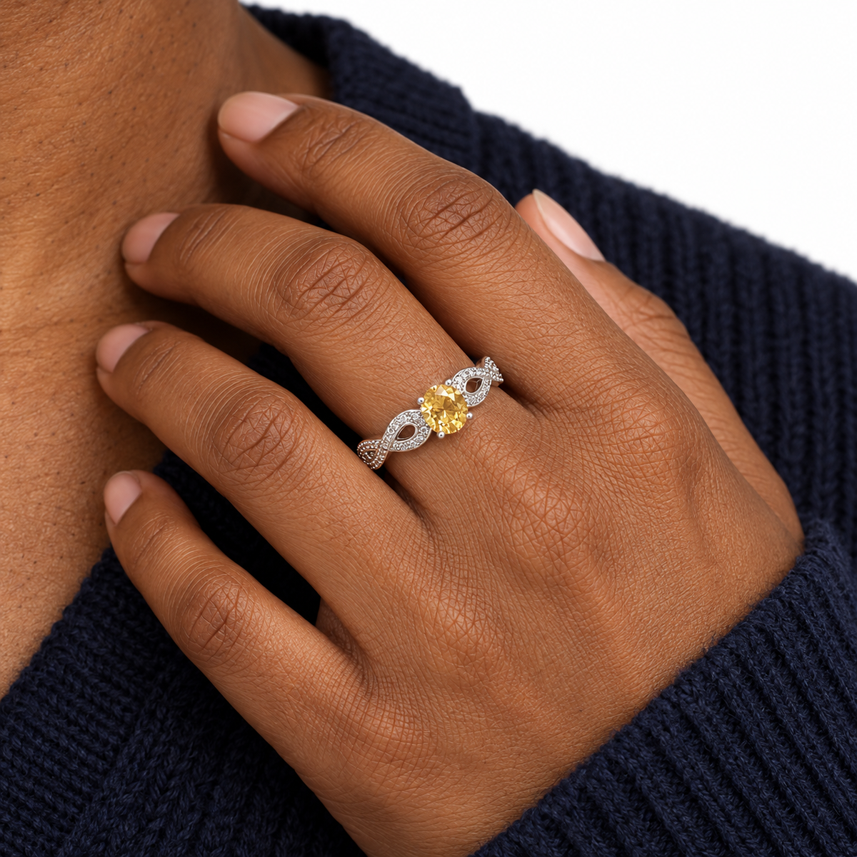 Bague réglable en argent 925 rhodié et citrine facettée : main près du col