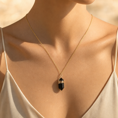 Collier obsidienne noire boho porté sur un décolleté féminin sobre