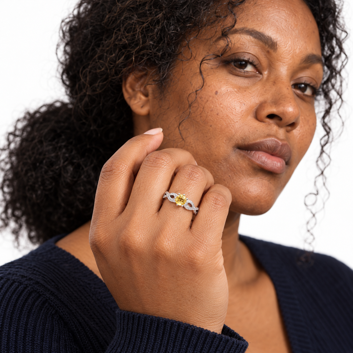 Bague réglable en argent 925 rhodié et citrine facettée : portrait avec main au premier plan