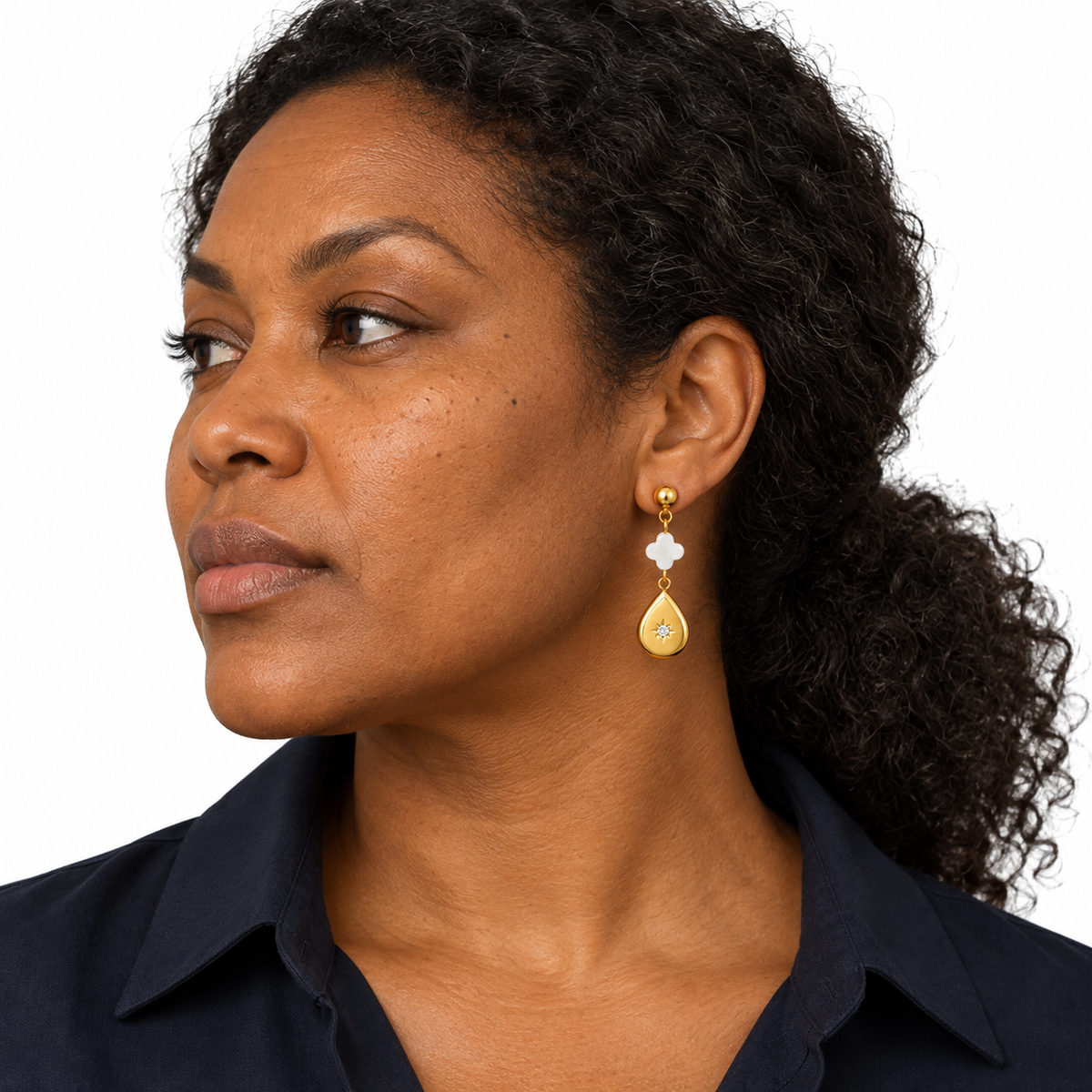 Boucles d'oreilles dorées en nacre et zircon : portrait et boucle visible