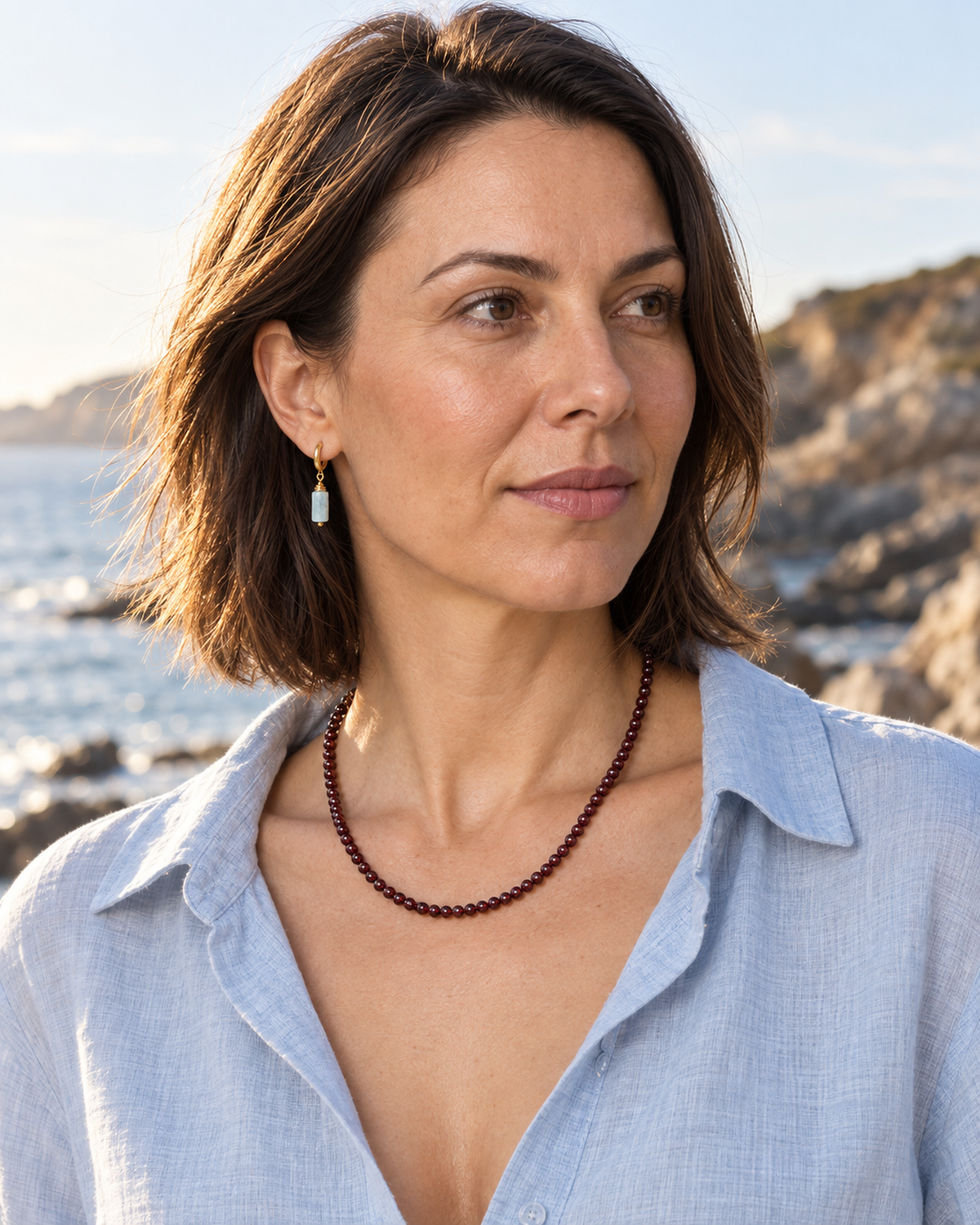 Mise en situation éditoriale du produit : Collier en grenat rouge 4 mm - 45 cm