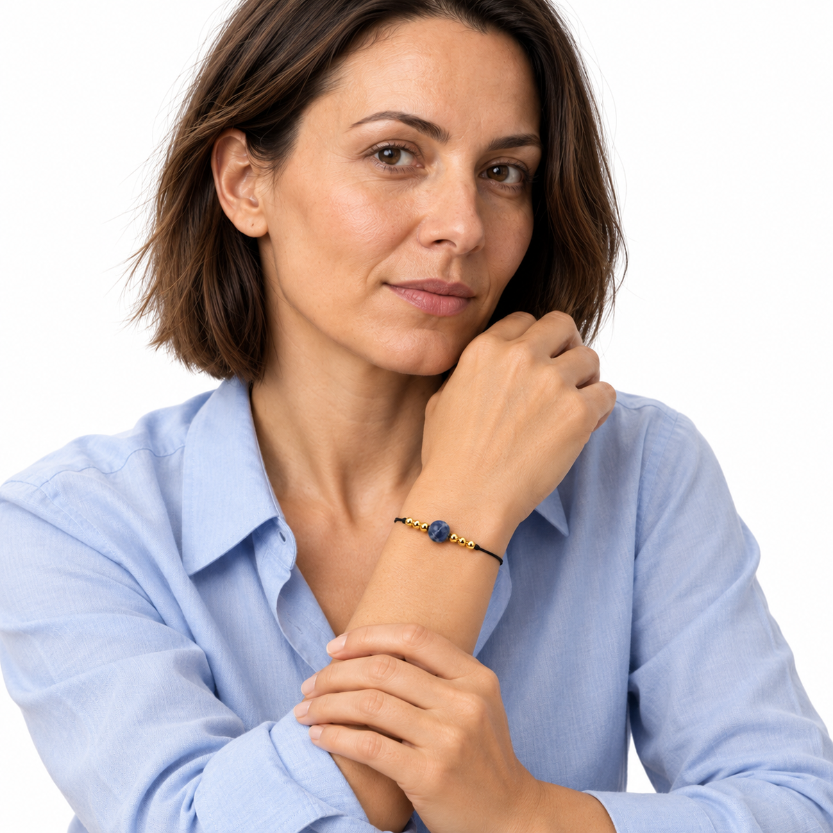 Bracelet sodalite et détails dorés porté, vue d’ensemble